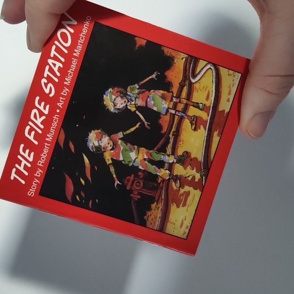 Classic Robert Munsch 8 Mini Book Set - Picture 3 of 3